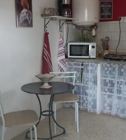 Petite Maison Dans La Campagne A 10 Mn A Pied Du Centre Holiday home *