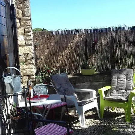 Petite Maison Dans La Campagne A 10 Mn A Pied Du Centre Arles