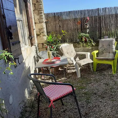 Petite Maison Dans La Campagne A 10 Mn A Pied Du Centre Arles