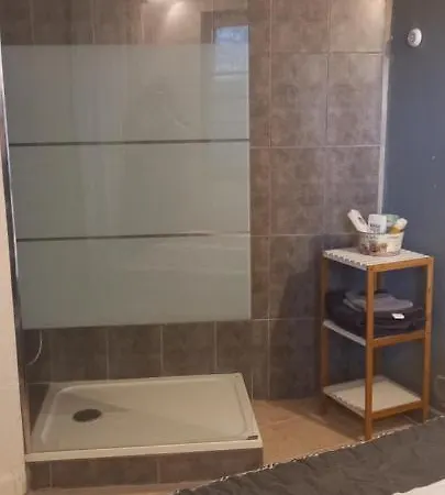 Petite Maison Dans La Campagne A 10 Mn A Pied Du Centre Arlés