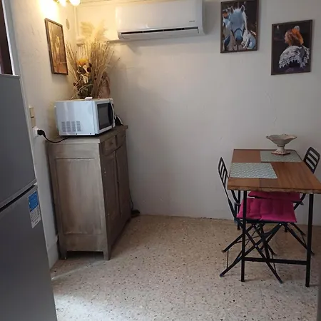 Petite Maison Dans La Campagne A 10 Mn A Pied Du Centre * Arlés